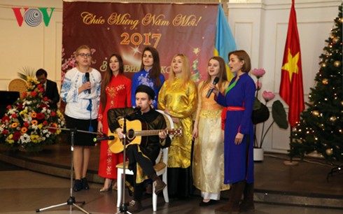 Đại sứ quán Việt Nam tại Ucraina tổ chức gặp mặt nhân dịp những ngày lễ lớn và đón năm mới 2017 - ảnh 2